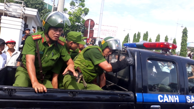 Nghẹt thở giải cứu con tin bị nam thanh niên dùng dao khống chế