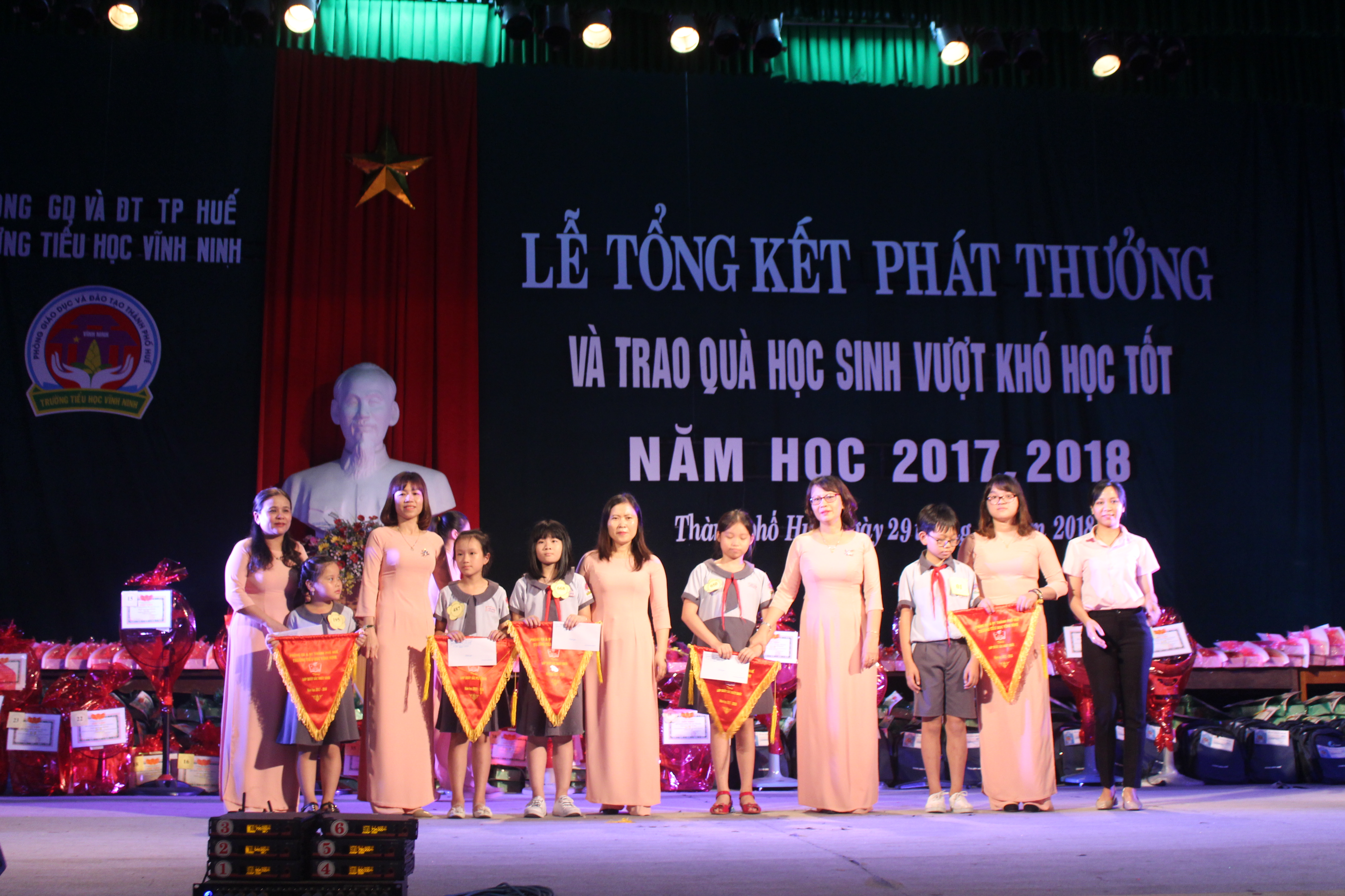 Trường tiểu học Vĩnh Ninh khen thưởng 1 383 học sinh