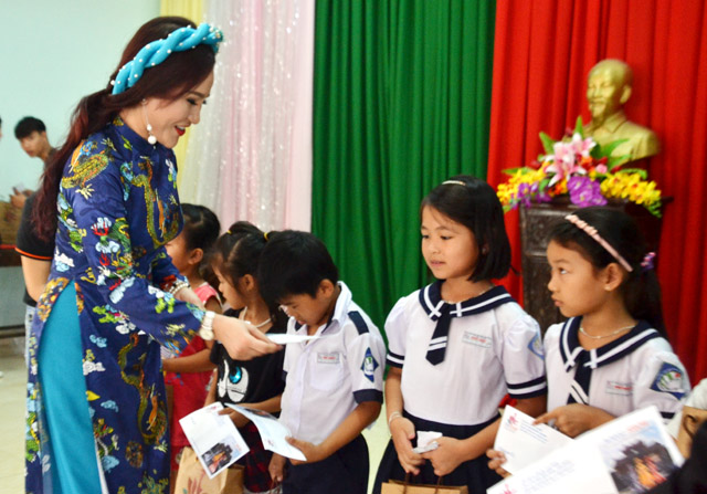 Trao quà và nhà tình thương cho học sinh và người nghèo