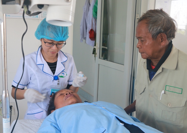 Phẫu thuật mắt miễn phí cho một bệnh nhân người Lào