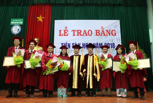 Trao bằng Tiến sĩ Y học cho 7 nghiên cứu sinh