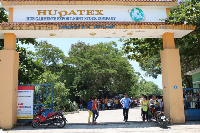 Hàng trăm công nhân Công ty CP May xuất khẩu Huế đình công đòi quyền lợi