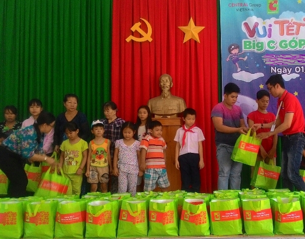 Big C tặng quà cho trẻ em nghèo vui Tết Thiếu nhi