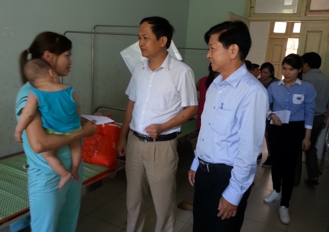 Tặng 30 suất quà cho trẻ em đang điều trị tại Bệnh viện thị xã Hương Trà