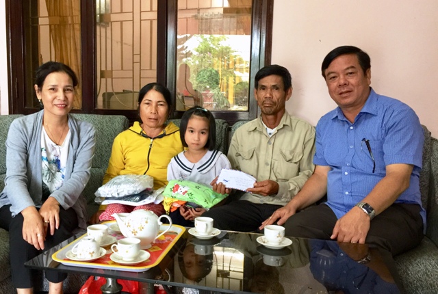 Quỹ sen xanh tặng quà cho cháu Phạm Thị Huế