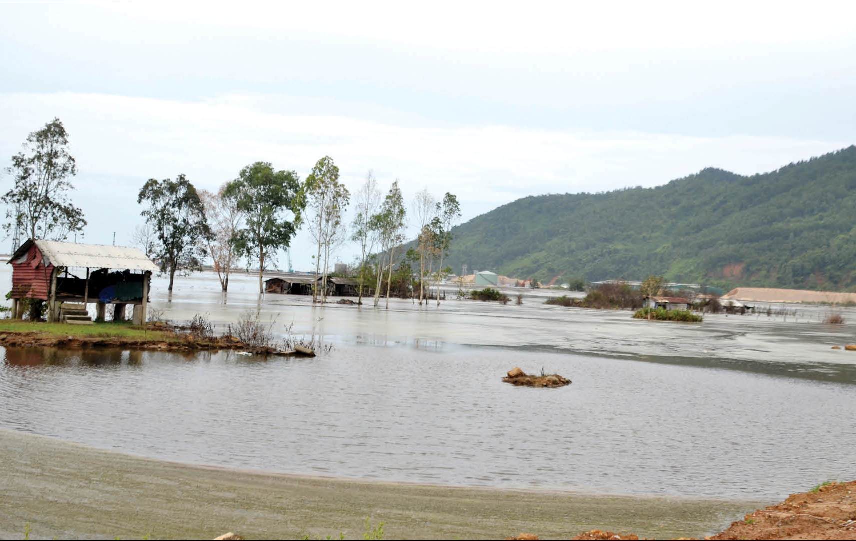 Xử lý bùn cát do thi công đê chắn sóng cảng Chân Mây Khu vực chứa bùn cát đã được quy hoạch