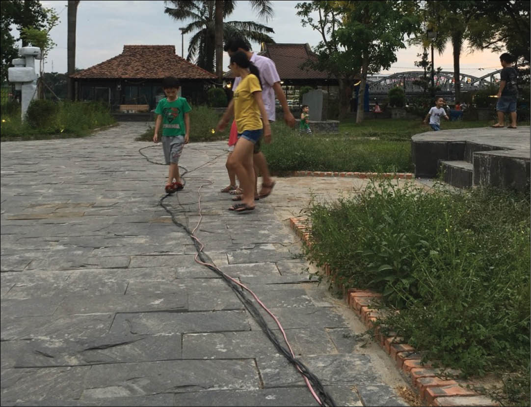 Sao để dây điện lằng nhằng vậy