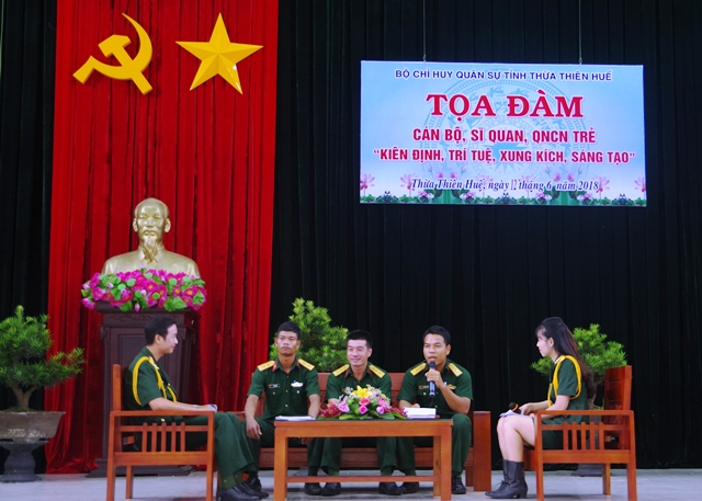 Gần 200 cán bộ, sĩ quan tham gia tọa đàm về công tác, huấn luyện