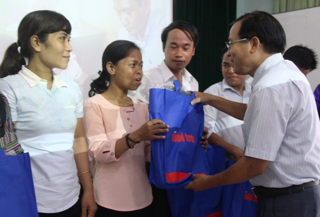 Trao vốn “Đồng hành cùng người thầy”