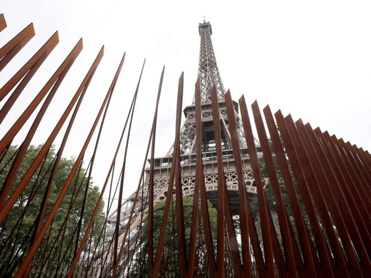 Tháp Eiffel mặc giáp chống đạn
