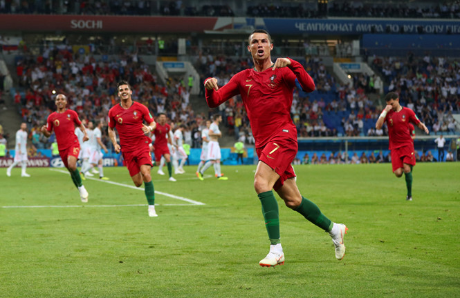 Tây Ban Nha 3-3 Bồ Đào Nha Cristiano Ronaldo lập hattrick trong bữa tiệc bóng đá ở Sochi