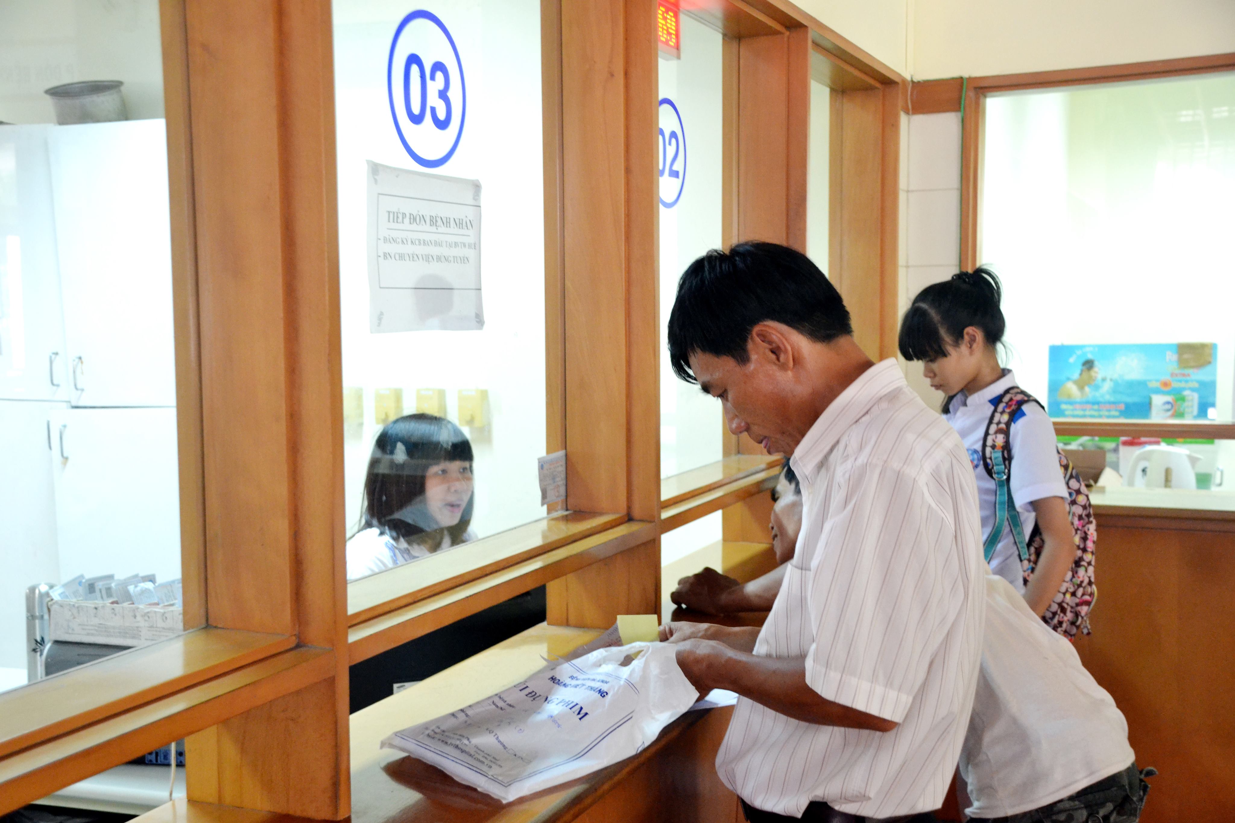 Hỗ trợ thẻ bảo hiểm y tế cho người nhiễm HIV điều trị thuốc kháng HIV