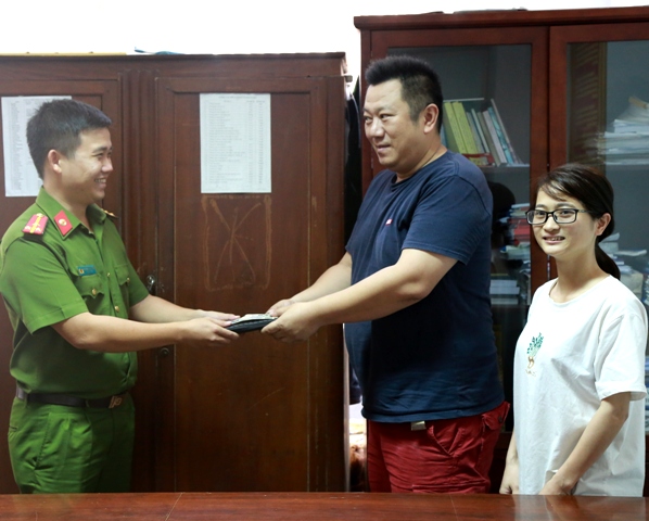 Trao trả tài sản có giá trị cho du khách Nhật Bản đánh rơi trên xe taxi