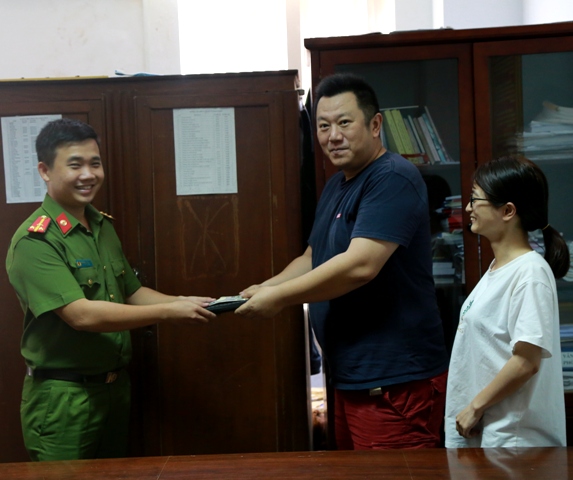 Japanese visitor got back valuable property dropped in a taxi