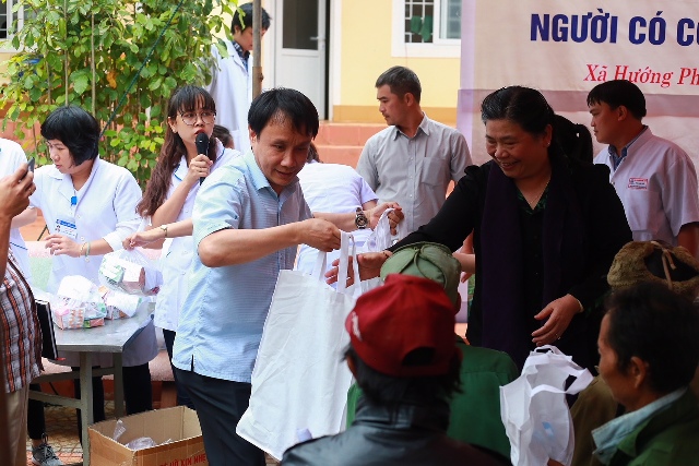 Khám, cấp thuốc miễn phí và tặng quà cho 700 người dân nghèo