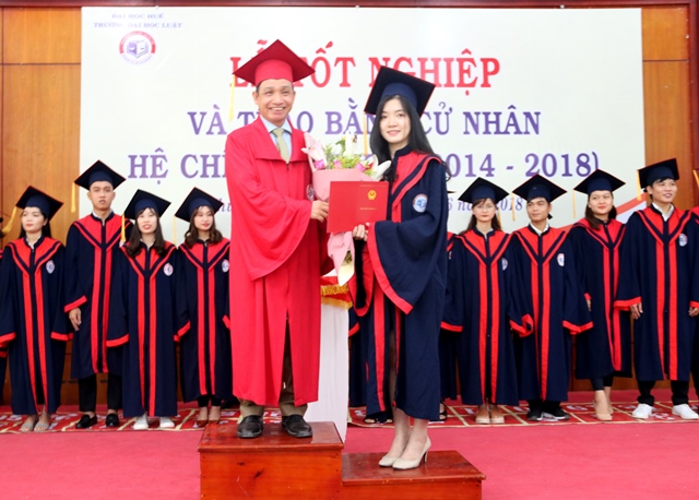 Trường ĐH Luật trao bằng cử nhân cho hơn 500 sinh viên
