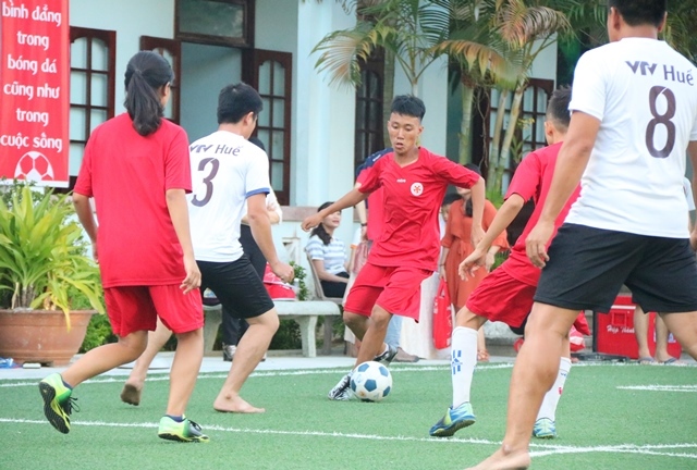 Giao lưu và thi đấu giao hữu với các cầu thủ dự lễ hội bóng đá bên lề World Cup