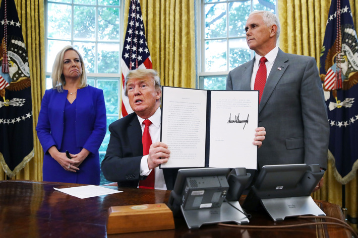 Tổng thống Trump ký lệnh chấm dứt chia cắt các gia đình di dân ở biên giới