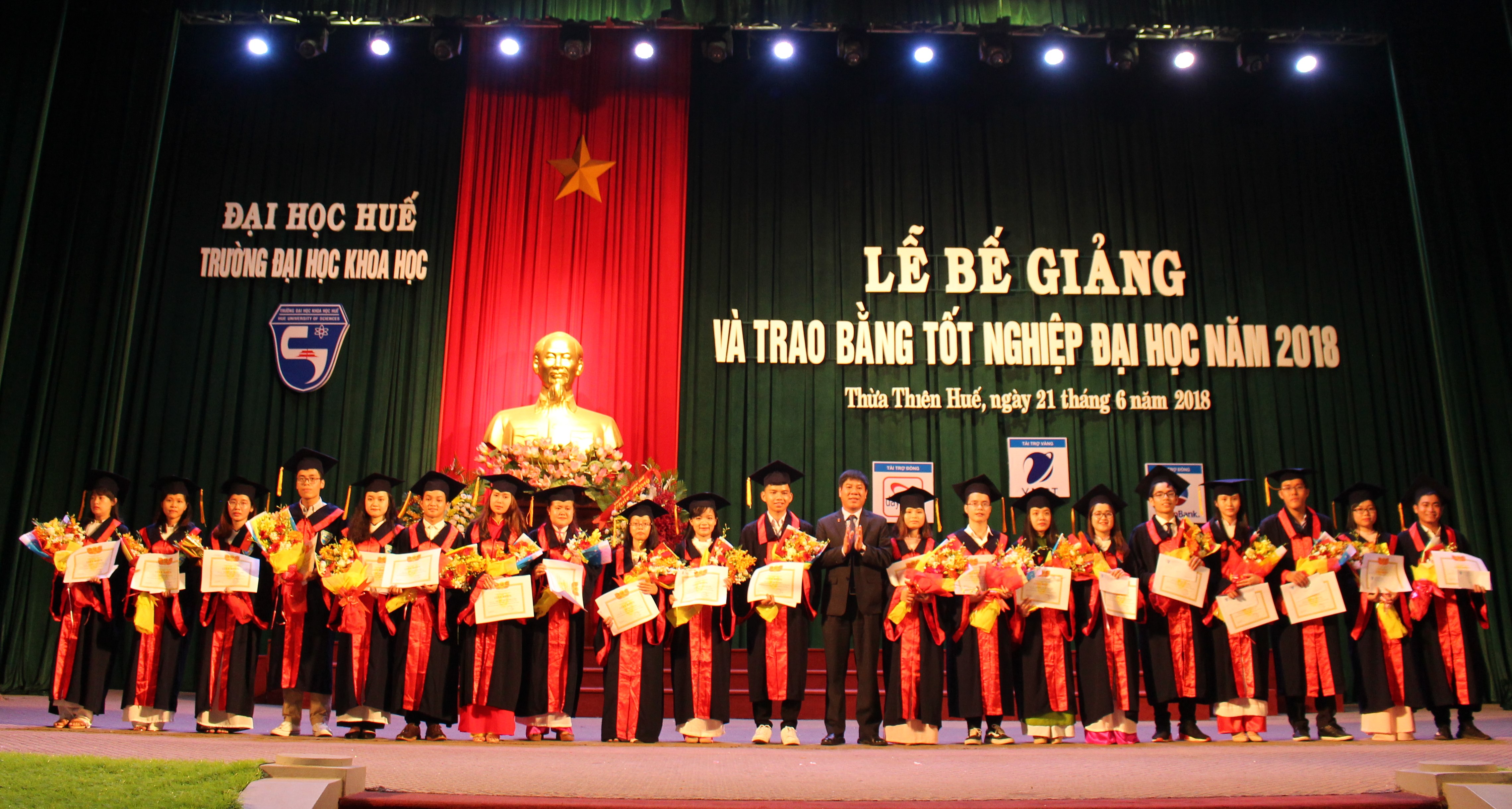 Trường ĐH Khoa học trao bằng tốt nghiệp cho 811 sinh viên