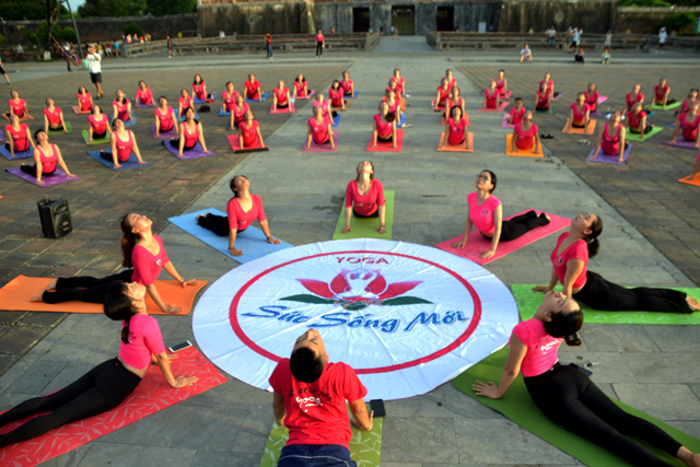 Biểu diễn yoga tập thể nhân Ngày Quốc tế Yoga