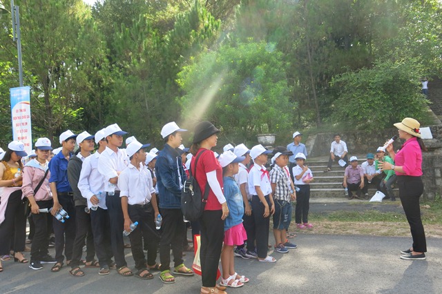 Tổ chức tham quan “Về nguồn” cho 625 học sinh khó khăn