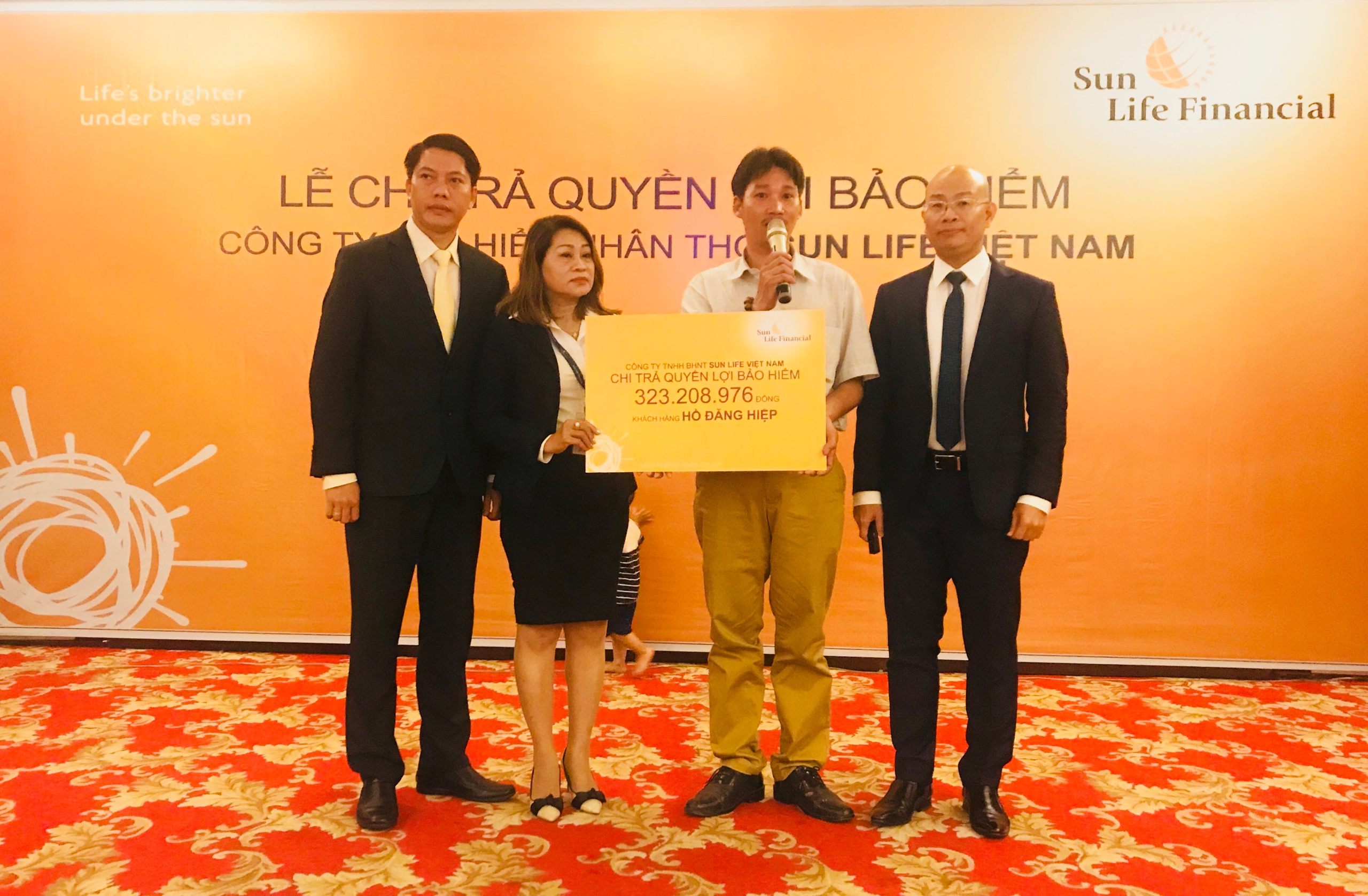 Sun Life Việt Nam chi trả quyền lợi bảo hiểm hơn 320 triệu đồng cho khách hàng tại Huế