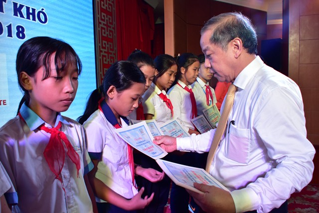 Trao 100 suất học bổng cho trẻ em nghèo vượt khó