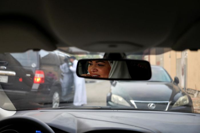 Phụ nữ Saudi Arabia chính thức được tự lo lái xe