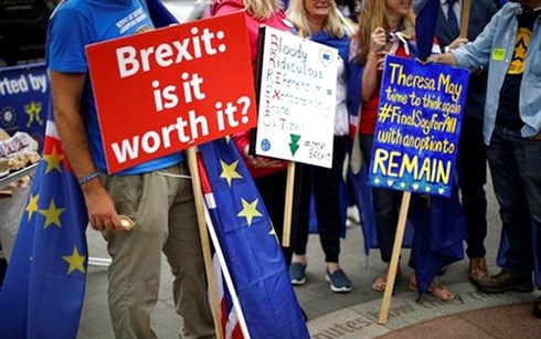 Gần 100 000 người Anh xuống đường biểu tình phản đối Brexit