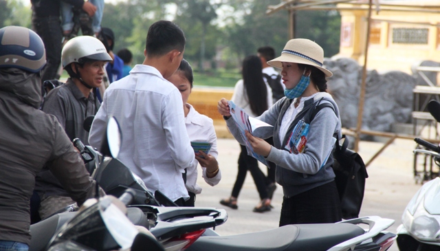 Tờ rơi bủa vây thí sinh, phụ huynh