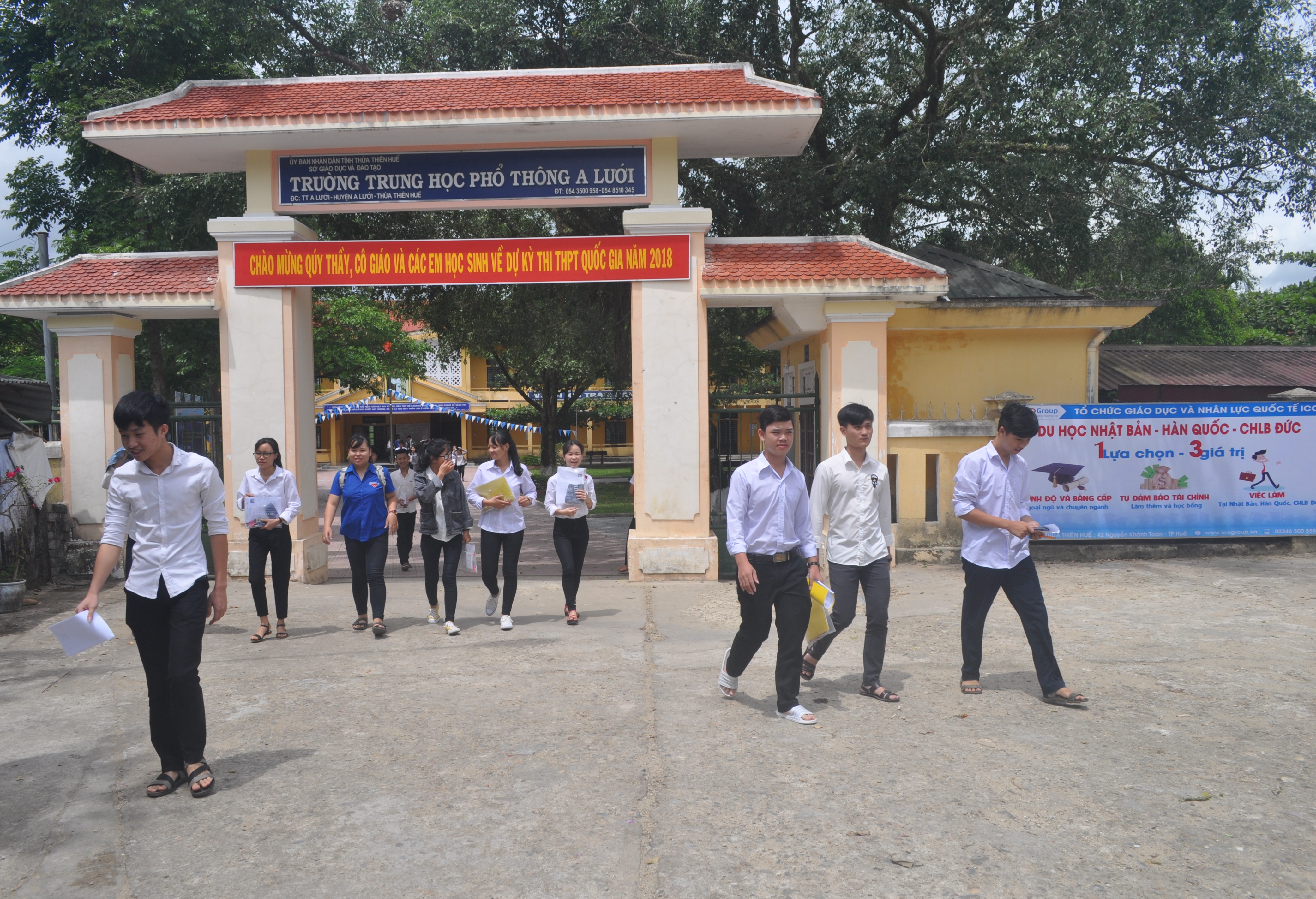 Thí sinh vùng núi đi thi