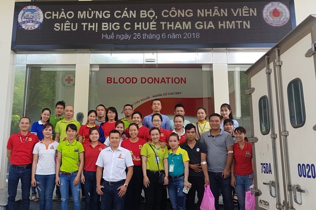 Cán bộ nhân viên siêu thị tham gia hiến máu tình nguyện