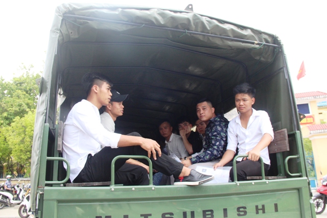 Dùng xe chuyên dụng chở hơn 70 chiến sĩ đi thi