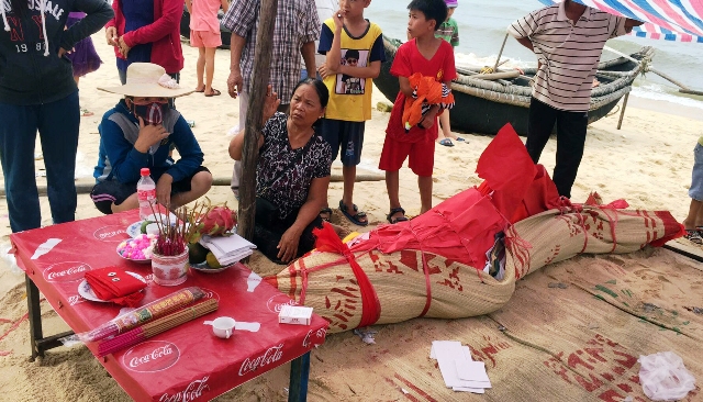 Ngư dân tổ chức đưa tang cá heo dạt bờ