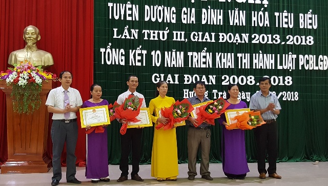 Tuyên dương, khen thưởng gia đình văn hoá tiêu biểu ở Hương Trà