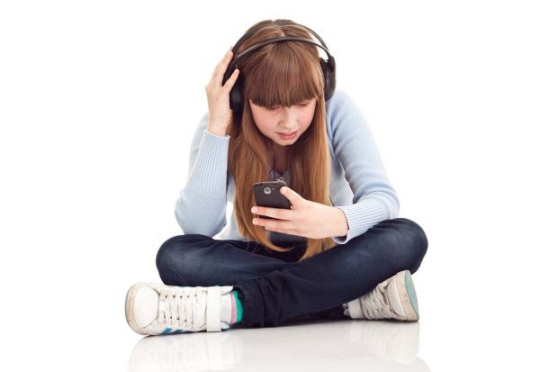 Trẻ em nghe nhạc qua tai nghe dễ bị mất thính lực