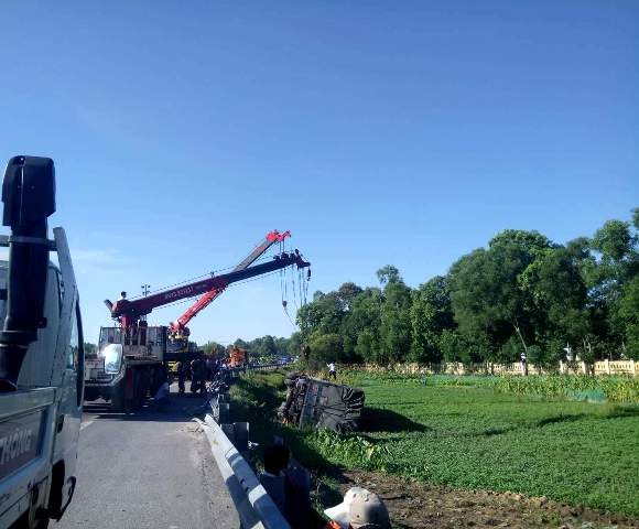 “Giải cứu” xe ô tô tải mất lái, lao xuống ruộng