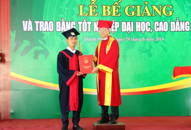 Trường ĐH Nông lâm trao bằng tốt nghiệp cho sinh viên