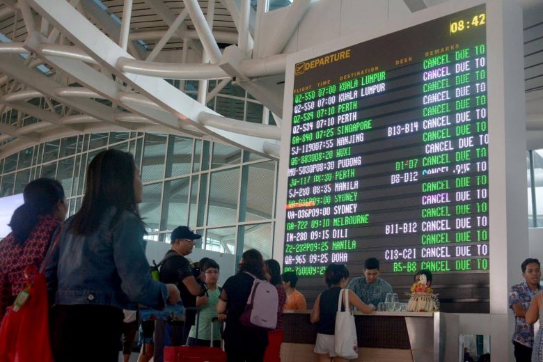 Bali đóng cửa sân bay do núi lửa, hàng ngàn du khách mắc kẹt