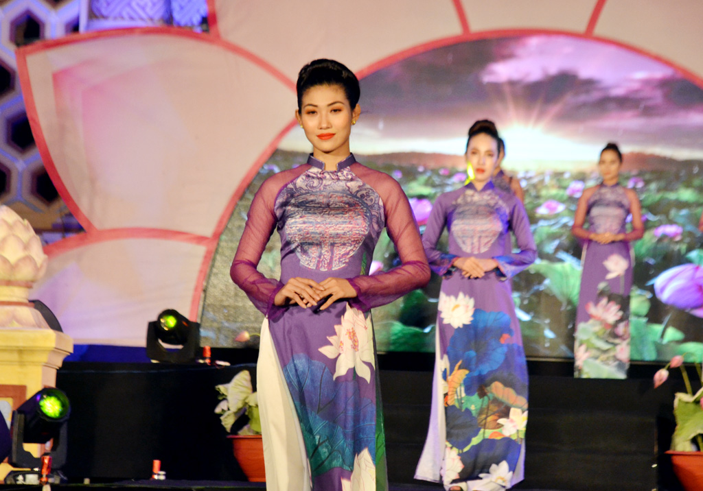 Đến Huế hòa vào lễ hội Sen