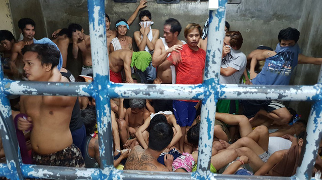 Ở Philippines, ngồi hóng mát có khi cũng bị hốt về đồn cảnh sát