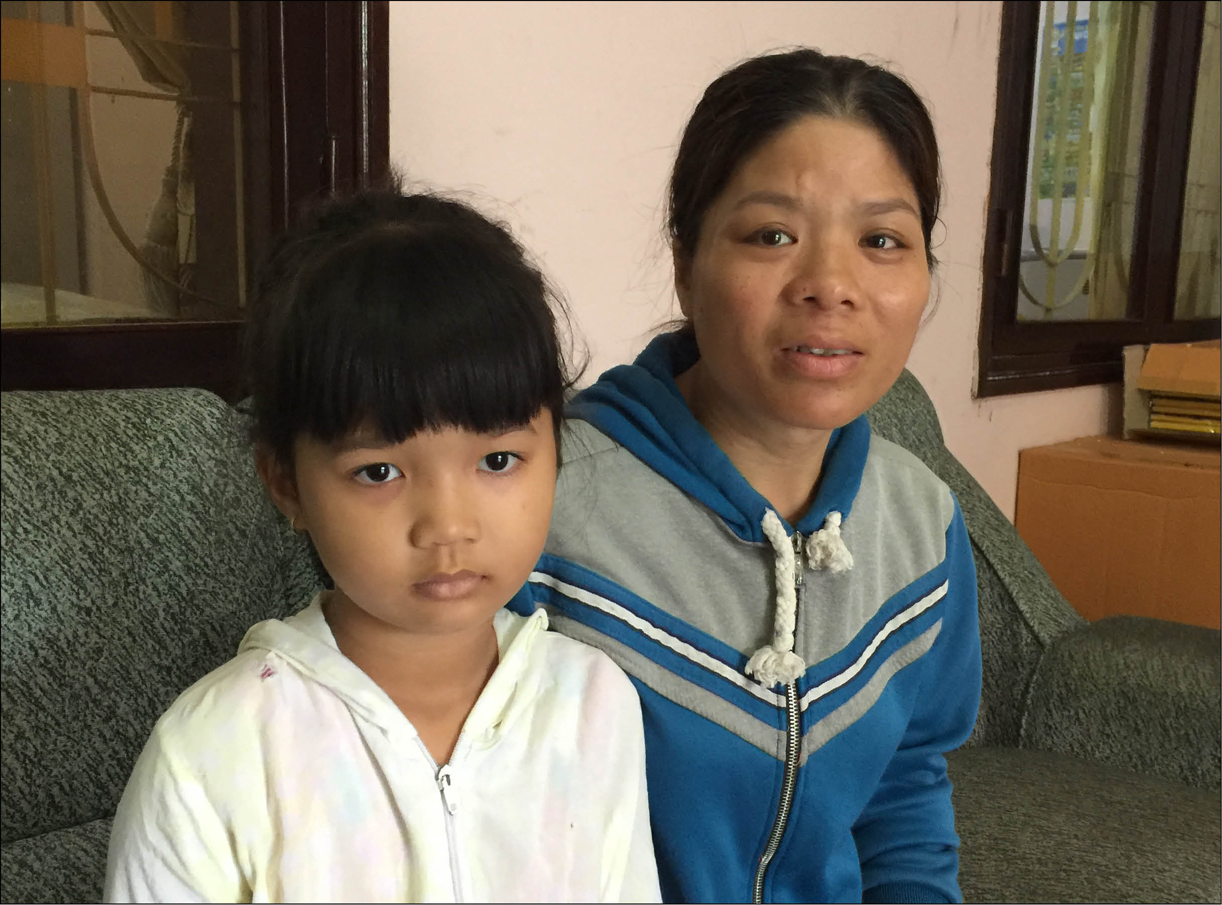 Nghẹn lòng cảnh mẹ góa con côi