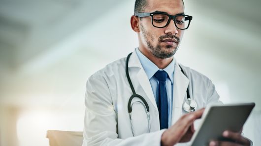 Anh phát triển ứng dụng y tế đầu tiên trên thế giới