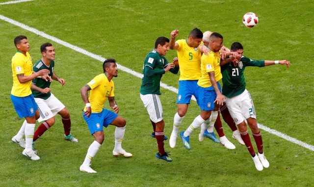 Brazil đoạt vé vào tứ kết Định nghĩa lại vẻ đẹp của bóng đá