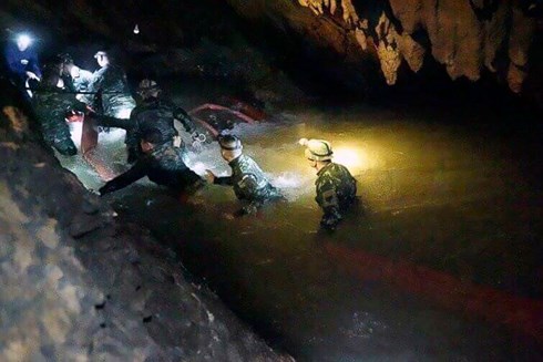 Cứu đội bóng Thái Lan bị mắc kẹt Chờ nước rút hay dạy kỹ năng lặn