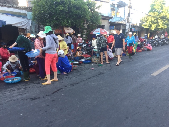 Họp chợ trên quốc lộ, gây cản trở giao thông