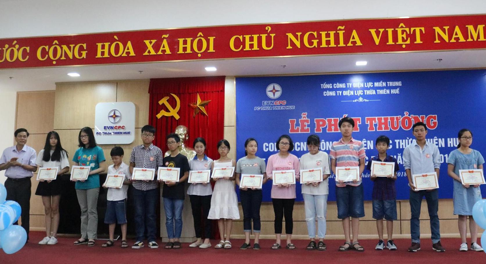 Phát thưởng cho 177 học sinh, sinh viên