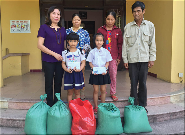 Trao quà cho 2 học sinh ở Phong Mỹ