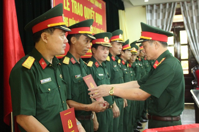 Thăng quân hàm và nâng lương cấp tá đợt 2 cho 31 sĩ quan