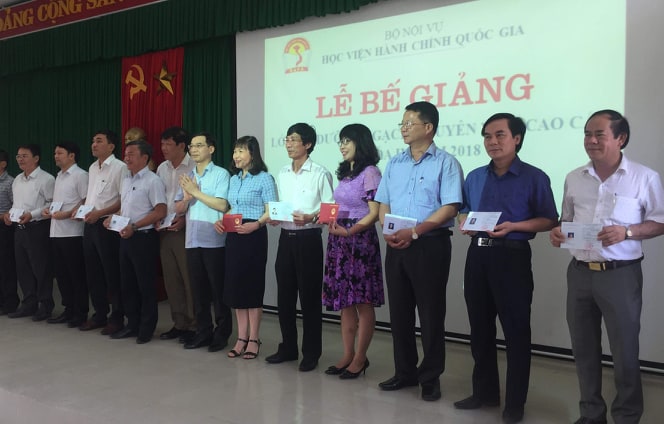 Bế giảng, trao chứng chỉ chuyên viên cao cấp cho 43 học viên